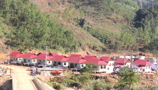 Công ty CP ô tô Trường Hải (Thaco): Bàn giao 13 ngôi nhà cho người dân ở vùng sạt lở Trà Leng