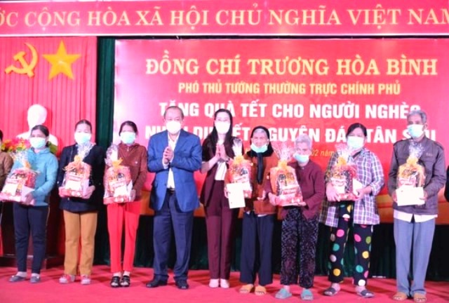 Phó Thủ tướng thường trực Trương Hòa Bình: Thăm và tặng quà tết tại Quảng Ngãi