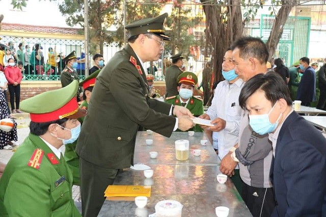 Ban Giám đốc Công an tỉnh Thanh Hóa đã trực tiếp lên thăm hỏi, động viên gia đình đồng chí Thiếu tá Vi Văn Luân