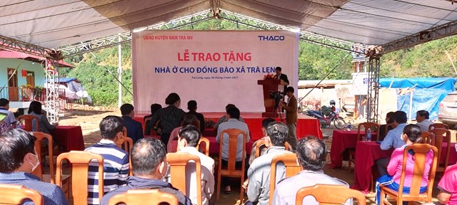 Quang cảnh buổi trao tặng nhà ở xã Trà Leng.