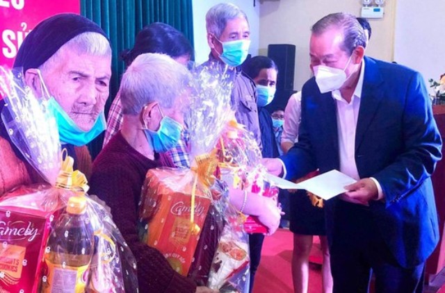 Phó Thủ tướng thường trực Trương Hòa Bình tặng quà tết cho người nghèo tỉnh Quảng Ngãi