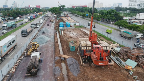 Công trình thi công nút giao thông Nguyễn Văn Linh - Nguyễn Hữu Thọ, tháng 6-2020.