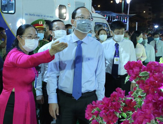 Phó Bí thư Thành ủy TPHCM Nguyễn Hồ Hải tham quan chợ hoa xuân