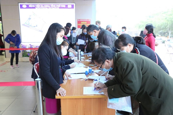Người d&acirc;n đến kh&aacute;m chữa bệnh tại Bệnh viện Đa khoa tỉnh thực hiện khai b&aacute;o y tế