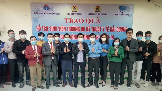 Hải Dương: Trao quà hỗ trợ sinh viên tham gia phòng chống dịch Covid-19