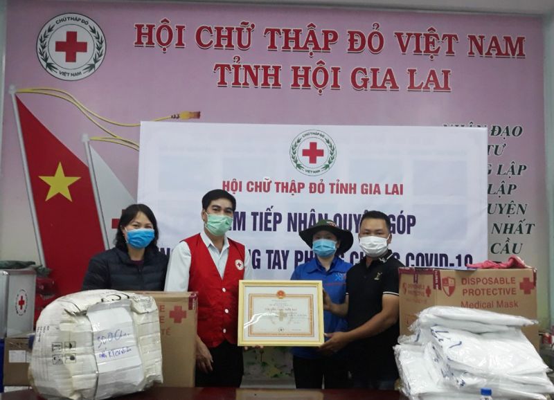 Nhóm thiện nguyện Châu Dương (phường Diên Hồng, TP. Pleiku) ủng hộ 10.000 khẩu trang, 100 bộ đồ bảo hộ và 300 chai nước sát khuẩn để phòng-chống dịch Covid-19. Ảnh: Hồng Ngọc