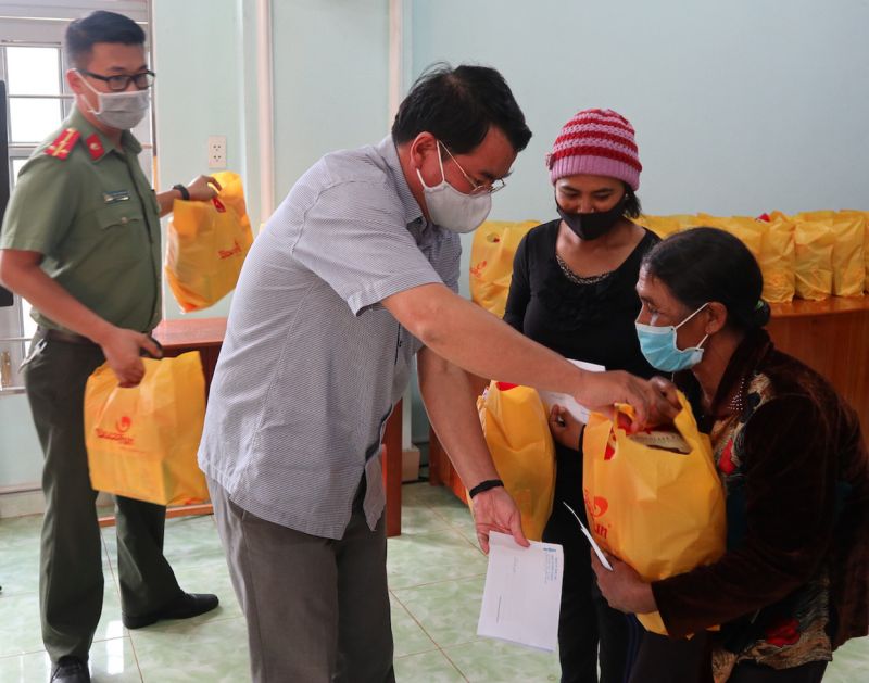 Gia Lai: Tặng quà Tết cho 100 hộ khó khăn ở Ia Grai và Đak Đoa