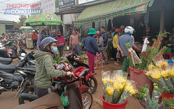 Ngay từ sáng sớm ngày 29 tháng chạp, nhiều người dân tại xã Lộc Thiện đã đến chợ dân sinh ngã ba Bù Tôn (trung tâm xã) để mua sắm