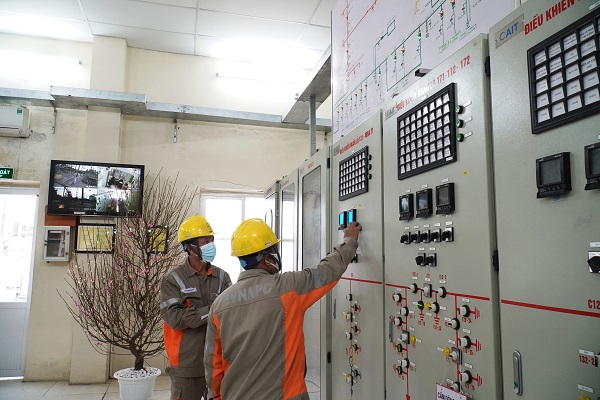 Công nhân Điện lực TP Hạ Long kiểm tra nhiệt độ MBA của Bệnh viện tỉnh Quảng Ninh