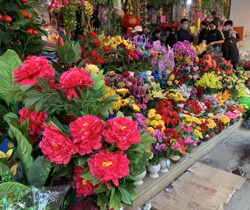 Gian hàng hoa đầy màu sắc