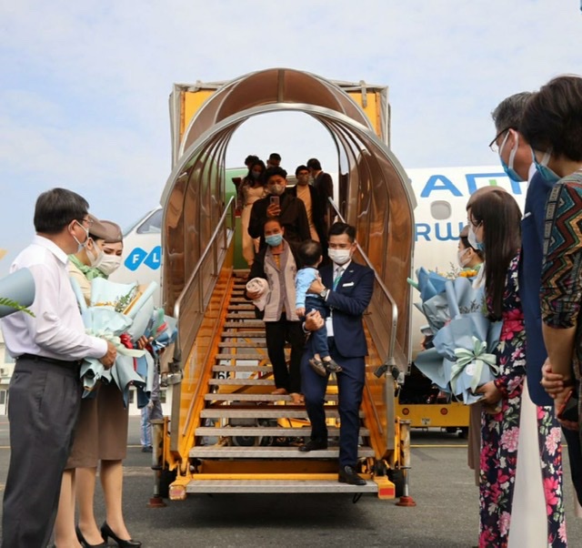 Anh Lê Anh Đức hỗ trợ hành khách trong chuyến bay đầu tiên của Bamboo Airways tới Côn Đảo