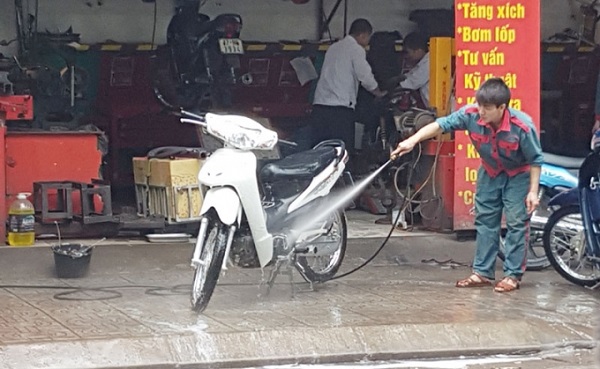 Hà Nội: Cận Tết, giá rửa xe tăng gấp 2-3 lần so ngày thường