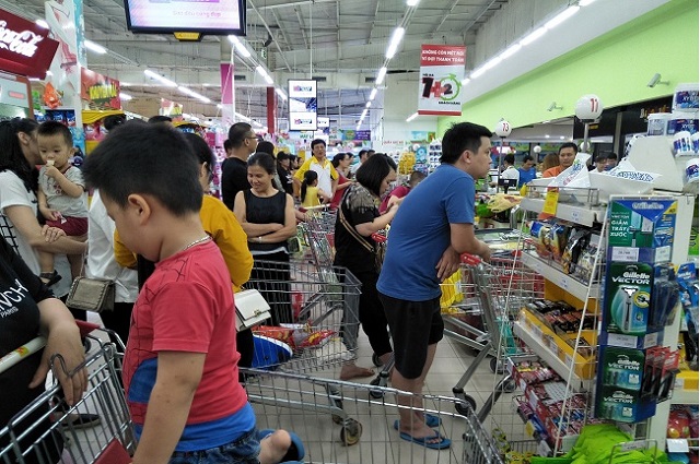Khách hàng thăm quan, mua sắm tại siêu thị Big C Thanh Hóa