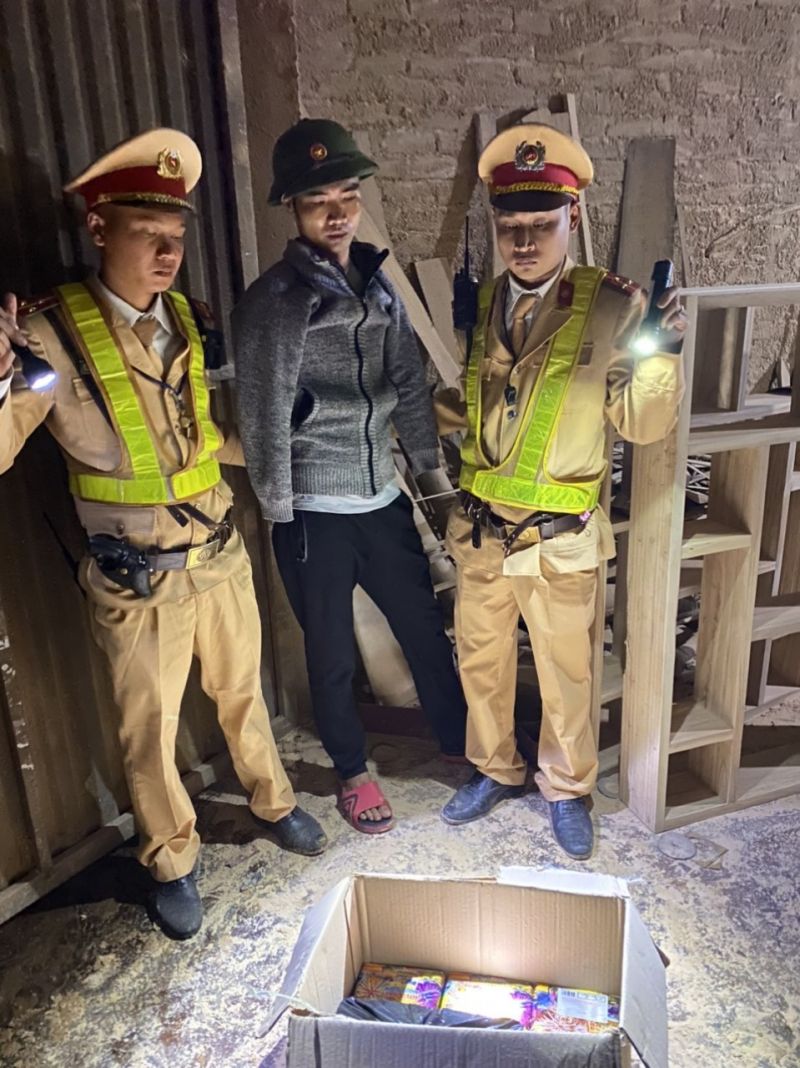 Bắt giữ 1 đối tượng tàng trữ, vận chuyển 13 kg pháo hoa nổ tại Bắc Giang