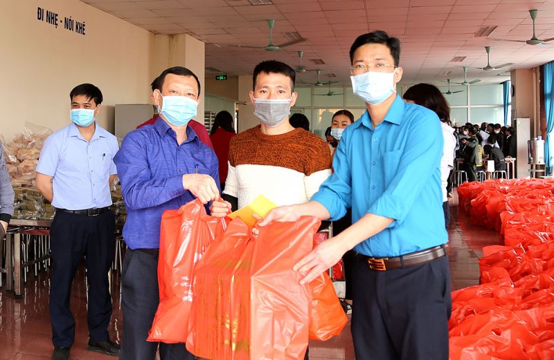 Công ty Than Nam Mẫu trao 373 suất quà cho người lao động đón Tết xa quê