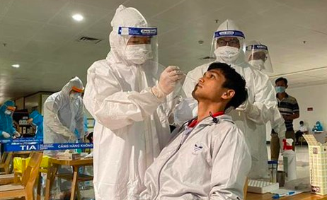 Nhân viên y tế lấy mẫu xét nghiệm cho người làm việc tại sân bay Tân Sơn Nhất.