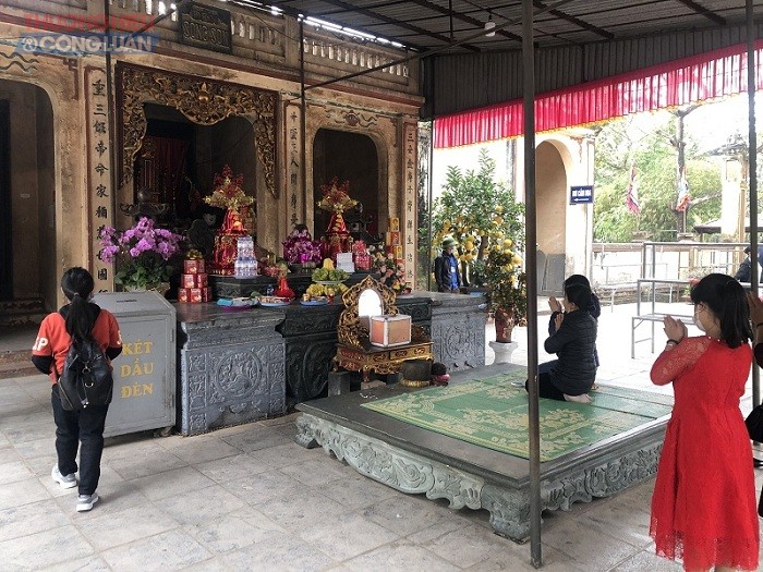 Vào đầu năm, người Việt thường đi lễ chùa với mong muốn tìm sự bình an, gạt bỏ muộn phiền, lo âu của năm cũ và cầu mong những may mắn, hạnh phúc trong năm mới.