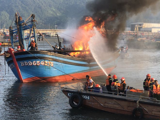 Tàu cá bị lửa thiêu rụi khi neo đầu tại âu thuyền Thọ Quang, Đà Nẵng.