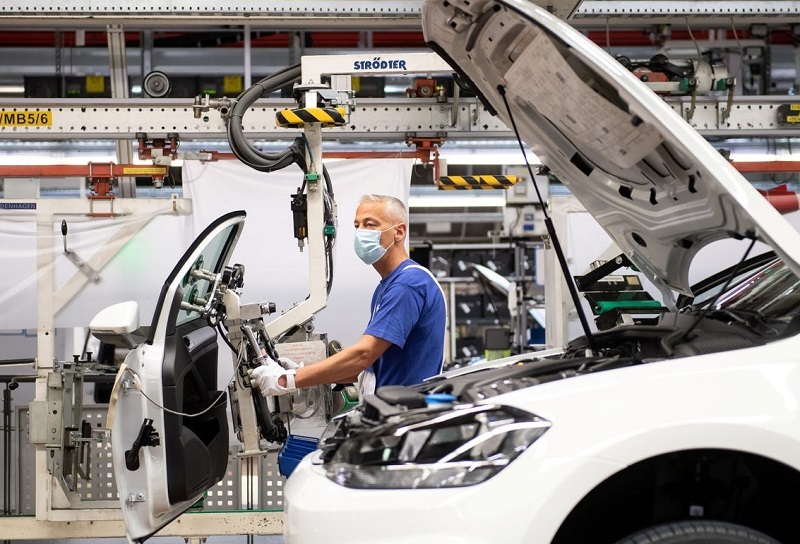 Thiếu hụt chất bán dẫn: Các hãng ô tô toàn cầu có thể bị mất 61 tỷ USD năm 2021