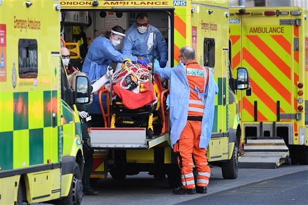 Chuyển bệnh nhân mắc Covid-19 từ cứu thương vào một bệnh viện ở London, Anh ngày 2/1/2021 (Ảnh: AFP/TTXVN)