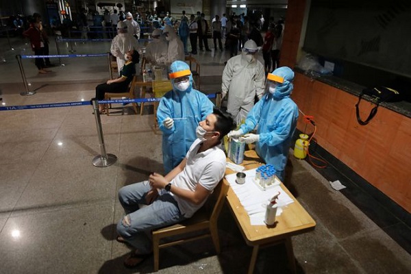 Nhân viên y tế lấy mẫu xét nghiệm Covid-19 tại sân bay Tân Sơn Nhất