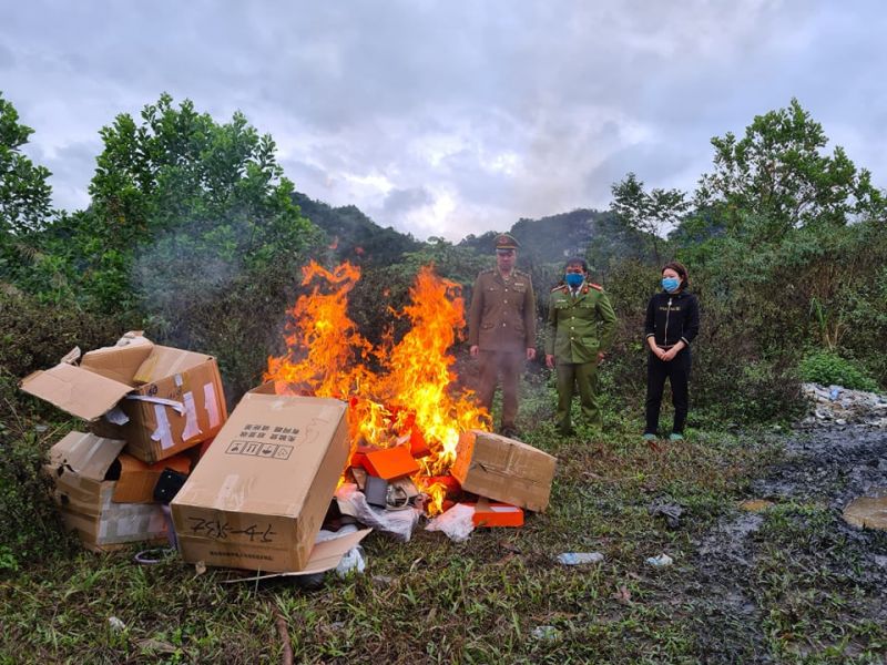 Hà Giang: Tiêu hủy gần 200 sản phẩm giả nhãn hiệu nổi tiếng