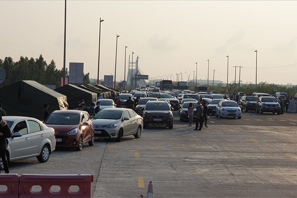 Xe xếp hàng dài đợi làm thủ tục vào Quảng Ninh tại chốt kiểm soát Trạm thu phí cầu Bạch Đằng chiều 15/2/2021 (Ảnh: Nguyễn Hùng)