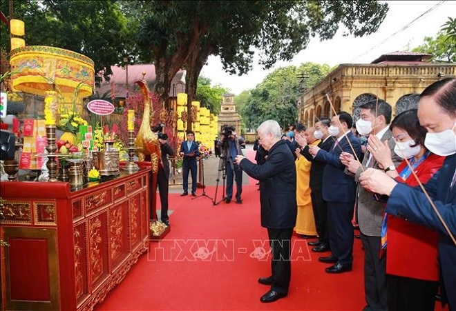 Tổng Bí thư, Chủ tịch nước Nguyễn Phú Trọng dâng hương tại Điện Kính Thiên-Khu Di tích Hoàng thành Thăng Long (Ảnh: TTXVN)