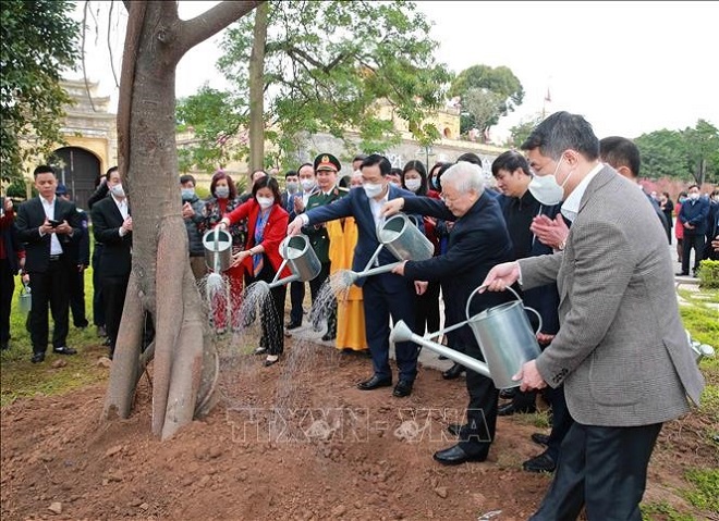 Tổng Bí thư, Chủ tịch nước Nguyễn Phú Trọng trồng cây lưu niệm tại Khu Di tích Hoàng Thành Thăng Long (Ảnh: TTXVN)