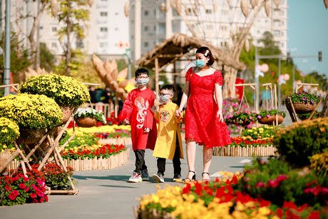 Không khí Tết Tân Sửu 2021 tại Hà Nội có sự góp mặt của đường hoa mang tên Home Hanoi Xuân 2021. Mở cửa đón khách từ 26 tháng Chạp, đường hoa do công ty An Khánh JVC tổ chức với chủ đề “Tìm lại bản nguyên Tết Việt”.