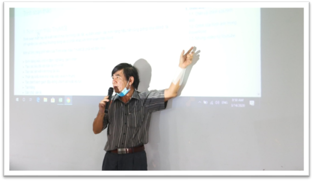 Kỹ sư Trịnh Khắc Đức hướng dẫn giảng viên “hạt nhân” về cách thức xây dựng kho học liệu điện tử và đưa lên hệ thống trực tuyến