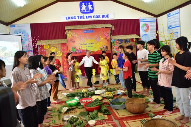 Chủ tịch UBND tỉnh Phan Ngọc Thọ đón tết với trẻ em Làng SOS