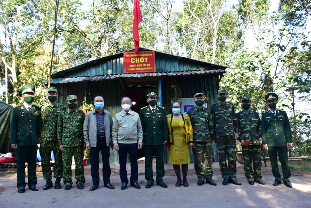 Chủ tịch UBND tỉnh thăm chốt phòng dịch ở biên giới Việt- Lào