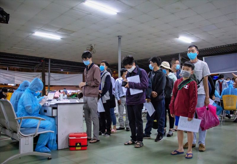 Sáng 18/2, Trung tâm Kiểm soát bệnh tật TP.HCM (HCDC) phối hợp Trung tâm Y tế quận Bình Thạnh và Bến xe Miền Đông (cũ) tổ chức lấy xét nghiệm 100 mẫu ngẫu nhiên cho các hành khách.