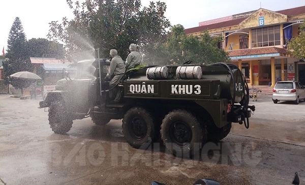 Hải Dương: Quân khu 3 hỗ trợ phun khử khuẩn tại huyện Cẩm Giàng