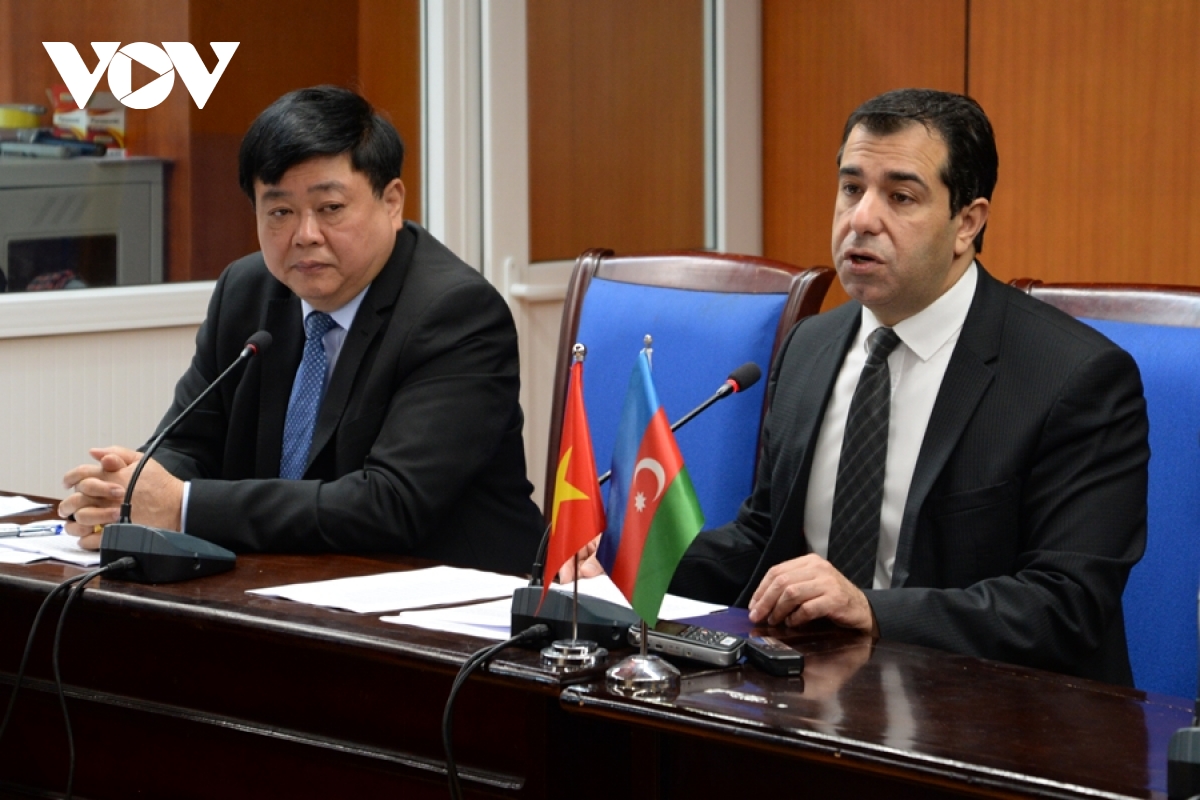 Đại sứ Azerbaijan Imanov (bên phải) tham dự một sự kiện tổ chức tại VOV vào cuối năm 2019. Ông Imanov ngồi cạnh Tổng Giám đốc VOV Nguyễn Thế Kỷ. Ảnh: Trung Hiếu