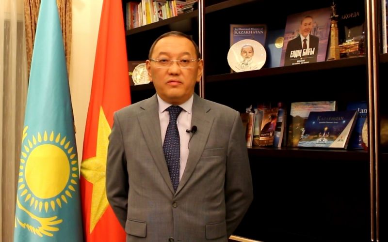 Đại sứ Kazakhstan Baizhanov phát biểu về Việt Nam, trong một clip gửi riêng cho Báo điện tử VOV vào tháng 2/2021. Trong ảnh, trên kệ sách có hình ảnh lãnh tụ Hồ Chí Minh và vị Tổng thống đầu tiên của Kazakhstan, Nazarbayev