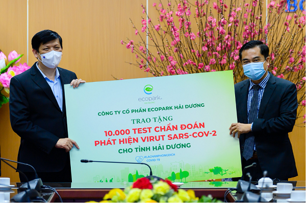 Ông Nguyễn Công Hồng - Tổng Giám đốc Công ty CP Ecopark Hải Dương trao 10.000 test chẩn đoán COVID-19 tới lãnh đạo Bộ Y tế