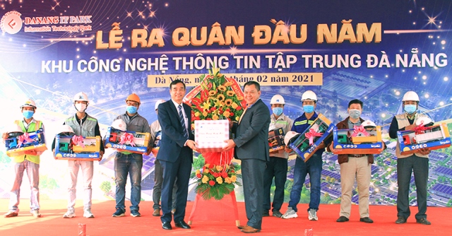 Ông Lê Trung Chinh - Chủ tịch UBND TP. Đà Nẵng tặng quà đầu năm cho đại diện Trungnam Group - Chủ đầu tư Khu Công nghệ thông tin (CNTT) tập trung Đà Nẵng