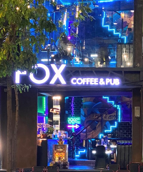 Dù đã bị kiểm tra, nhắc nhở và xử phạt nhưng tối 19/2, quán FOX Coffee & Pub vẫn mở cửa hoạt động