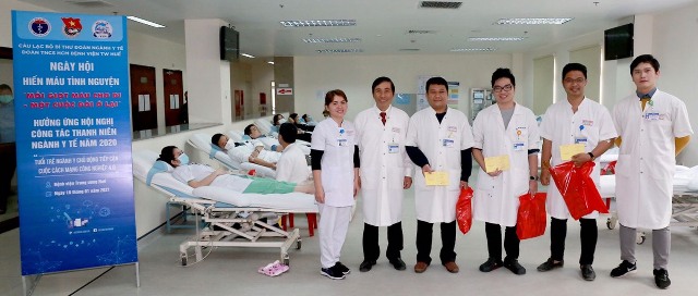 Các Thầy thuốc BVTW Huế tham gia hiến máu