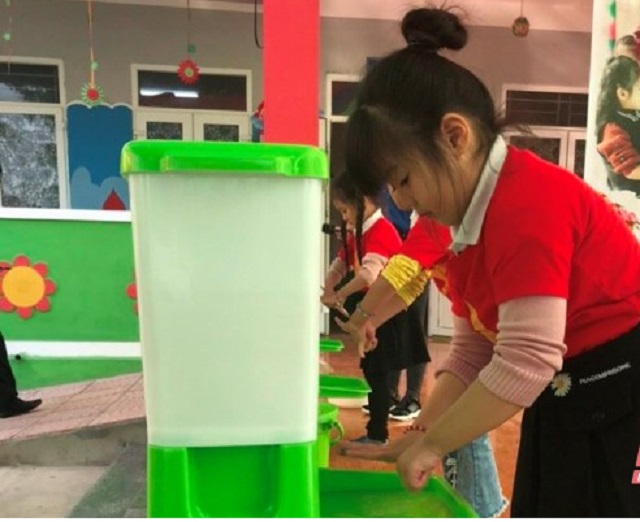 Thanh Hóa: Tặng thiết bị cải thiện vệ sinh, nước sạch ứng phó với dịch COVID-19