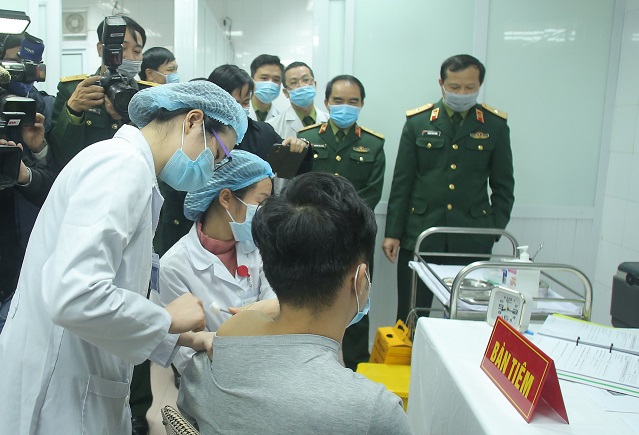 Tiêm vaccine cho tình nguyện viên đầu tiên tại Việt Nam vào ngày 17/12/2020. Ảnh: Ngọc Tú