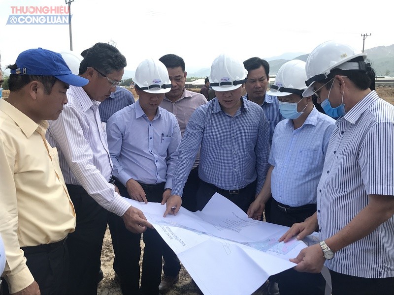 Chủ tịch UBND tỉnh Nguyễn Phi Long và các nàng chức năng của tỉnh kiểm tra tại hiện trường xây dựng Dự án KCN, Đô thị và Dịch vụ Becamex Vsip Bình Định.