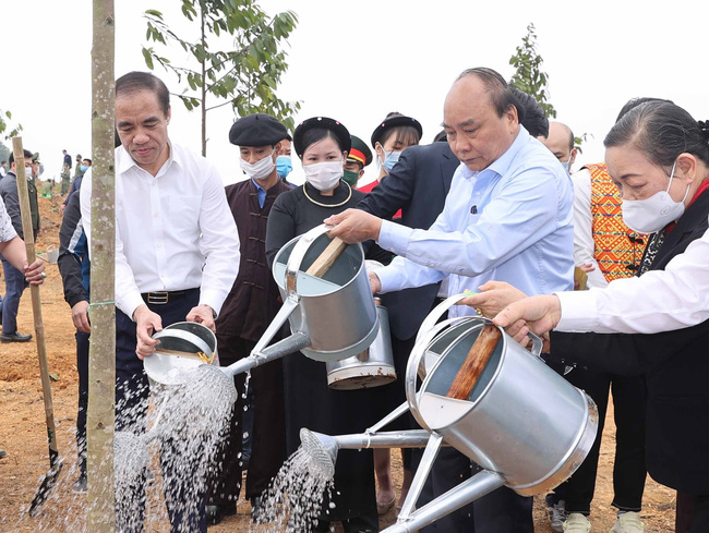 Thủ tướng Nguyễn Xuân Phúc và các đại biểu tham gia Lễ phát động Tết trồng cây (Ảnh: TTXVN)
