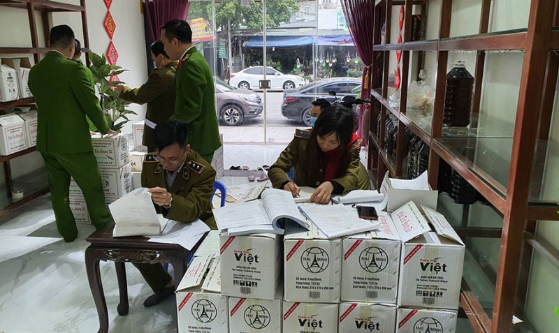 Hà Nội: Thu giữ hơn 800 chai rượu Nhất Tửu Hoàng Đế kém chất lượng