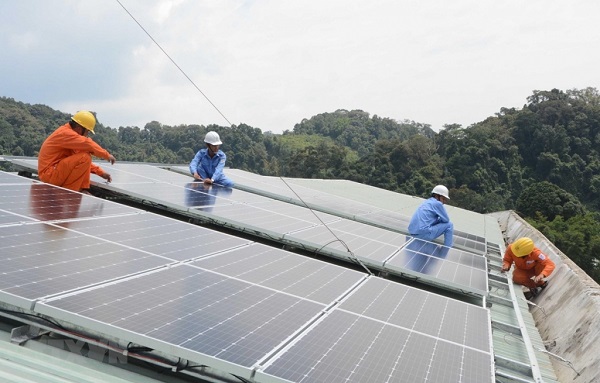 Thủ tướng chỉ đạo rà soát các vấn đề liên quan đến phát triển điện mặt trời áp mái