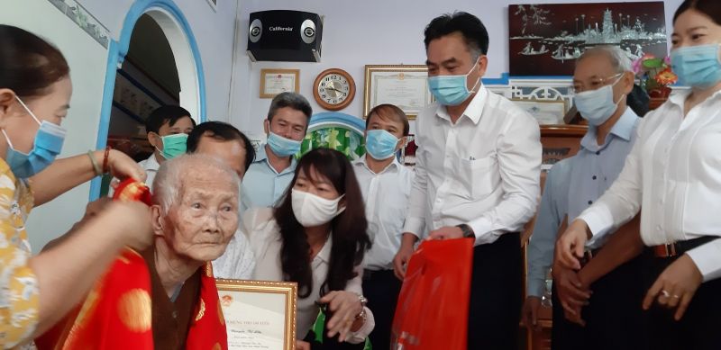 Bình Dương: Lãnh đạo UBND tỉnh thăm, tặng quà, mừng thọ người vừa tròn 100 tuổi