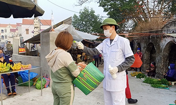 Lực lượng chức năng huyện Thanh Hà (Hải Dương) kiểm tra thân nhiệt tại chợ