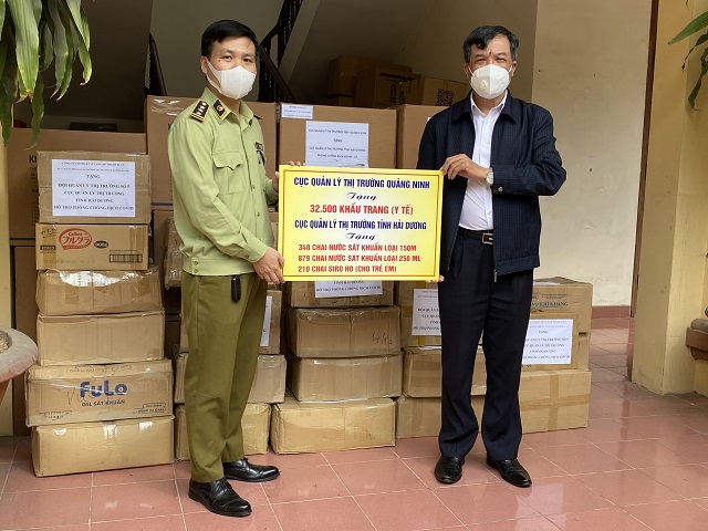 Lực lượng QLTT Hải Dương tiếp tục ủng hộ nhiều hàng hóa hỗ trợ chống dịch COVID-19